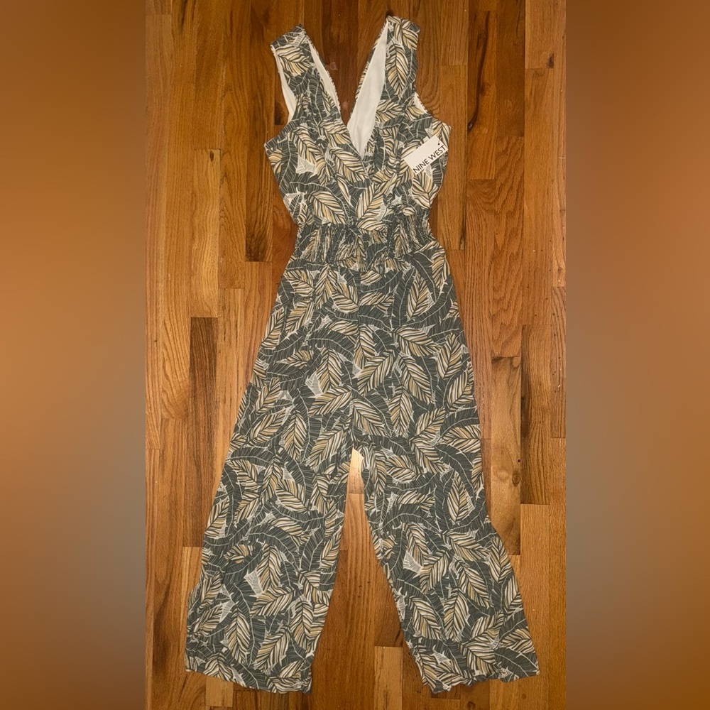 Women’s Nine West Leaf Print Jumpsuit Size M
NWT